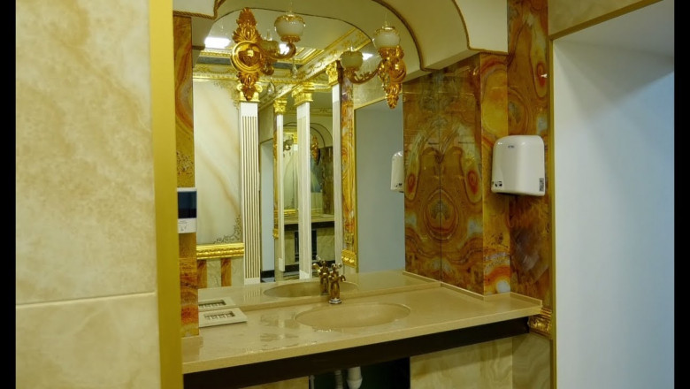 Уборная Уральского  университета покрылась позолотой