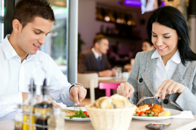 Нельзя потягиваться за столом? 