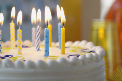 Почему принято задувать свечи на торте в день рождения?