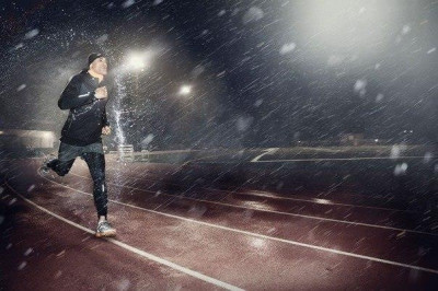 Что суше- бежать или идти под дождем?