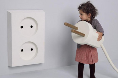 Так ли опасно совать пальцы в розетку?