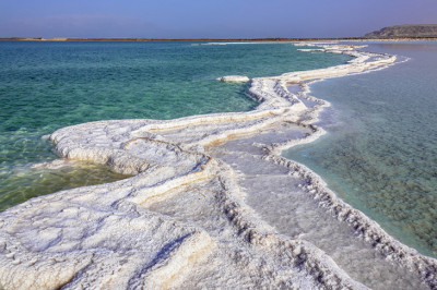 Почему Мертвое море так называется?