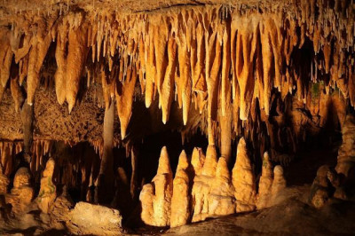 Что такое сталактиты и сталагмиты?