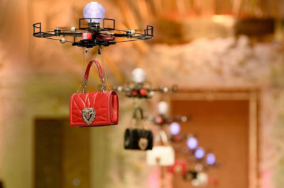 На показе мод моделей заменили дроны