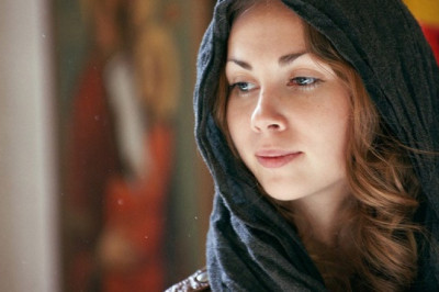 Почему в церкви женщина должна покрывать голову платком, а мужчина- нет?