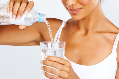 Стоит ли во время приема пищи, а также сразу после еды выпивать  стакан  воды?