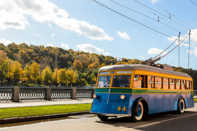 Каким образом водитель троллейбуса выбирает верное ответвление провода на повороте?
