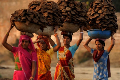 Удобно ли носить груз на голове?