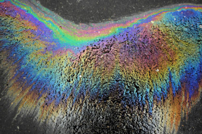 Почему бензин на асфальте оставляет радужные пятна?