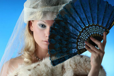 Правда ли, что веер в руках красавицы-  скипетр на владение миром?
