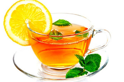 Почему при добавлении лимона чай светлеет?