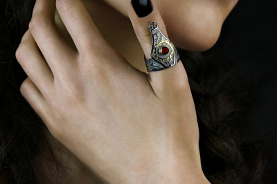 Что означает кольцо на большом пальце у женщины?