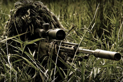 Почему, когда человек стреляет, пуля летит именно туда, куда он целится, хотя сам прицел находится выше, чем ствол?