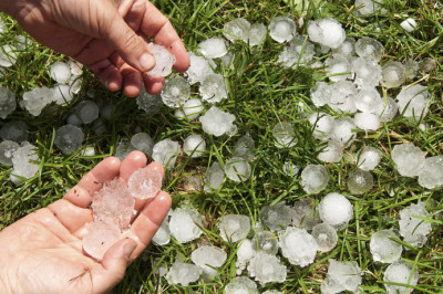 Почему выпадает град?