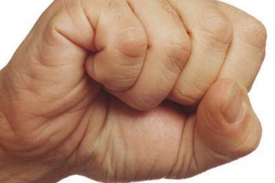 Отчего утром так сложно крепко сжать кулак?