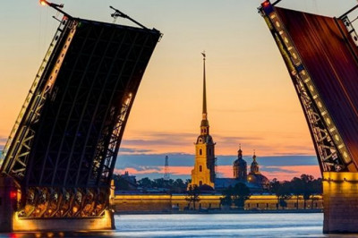 Почему Петр I не желал строить мосты в Санкт-Петербурге?