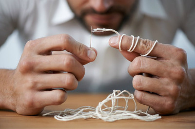 Лайфхак о том, как просто вдеть много ниток в игольное ушко