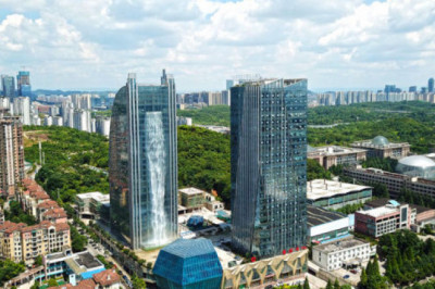 Потрясающий водопад прямо в небоскребе