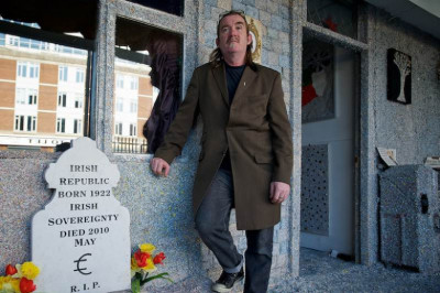 Дом из денег у человека без работы