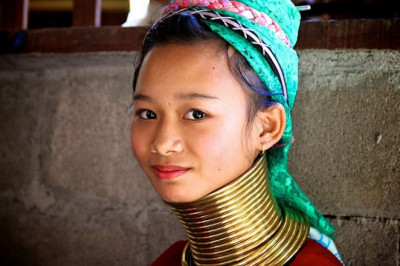 Зачем тайские женщины носят кольца на шеях?