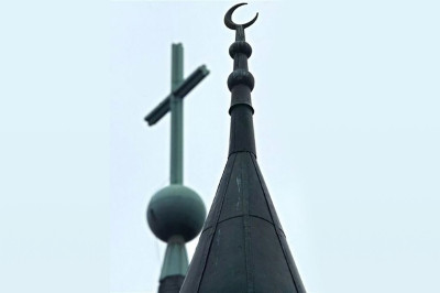 Что значит полумесяц на кресте?