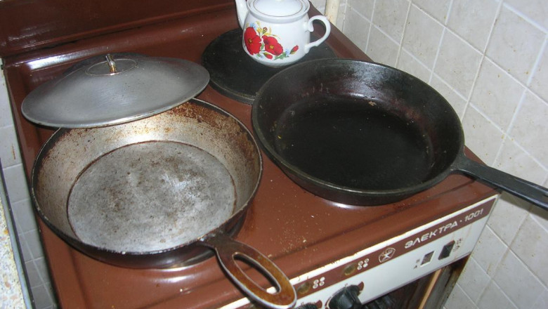 Какие продукты нельзя готовить на чугунной сковороде?