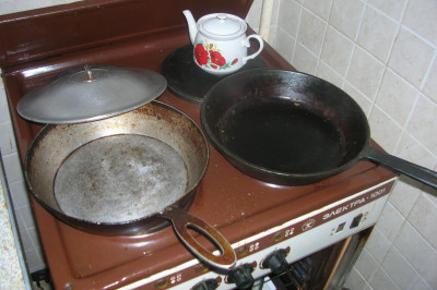 Какие продукты нельзя готовить на  чугунной сковороде?
