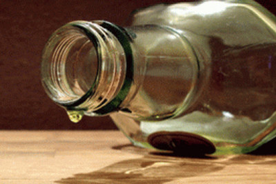 Почему пустые бутылки из-под алкоголя принято убирать под стол?