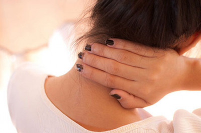 Какие привычки могут провоцировать боль в шее?