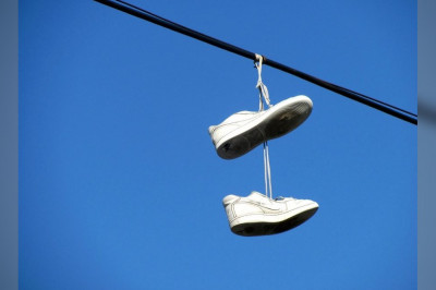 Что значит традиция вешать кроссовки на провода?