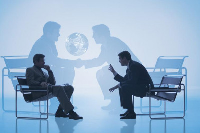 Какие 2 распространенные фразы могут раздражать собеседника?