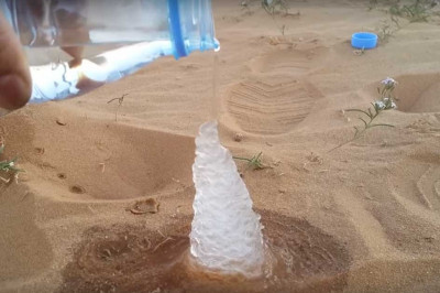 Почему вода, выливаемая  из бутылки, сразу превращается в лед?