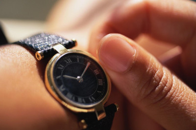 Почему многие носят часы на правой руке?