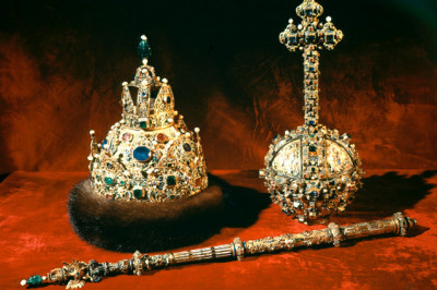 Что олицетворяют скипетр и держава?