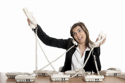 Отчего при беседе по сотовому  можно услышать свое эхо?