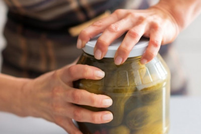 Как можно открыть банку, не повреждая крышки?