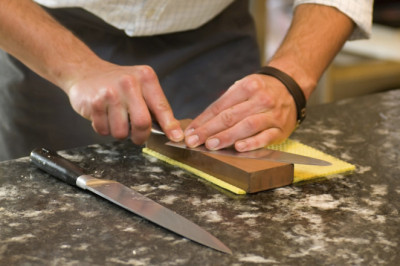 Как с помощью подручных средств можно заточить нож?