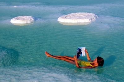 Почему в Мертвое море стоит заходить спиной вперед?