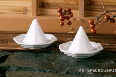 Зачем жители Японии везде оставляют соль?