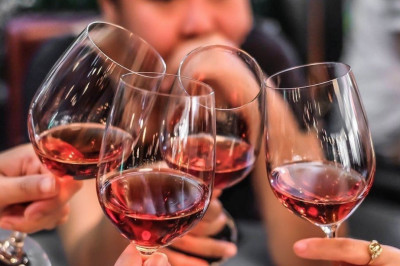 Откуда пошла  традиция чокаться бокалами?