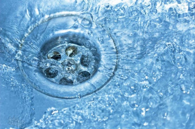 Отчего вода в сливное отверстие утекает по часовой стрелке?