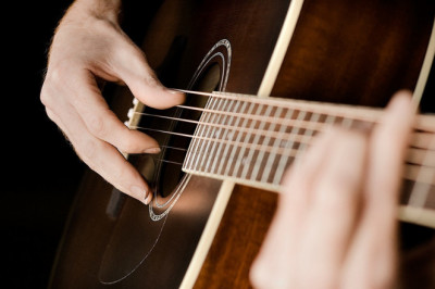 Какую пользу приносит игра на гитаре?