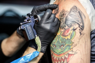Почему больно делать татуировку?