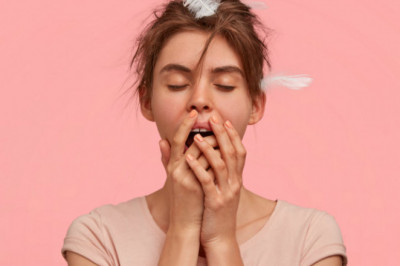 Почему при зевании слезятся глаза?