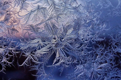 Как мороз образует узоры на стекле?