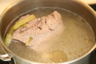 Нужно ли сливать бульон при варке мяса?