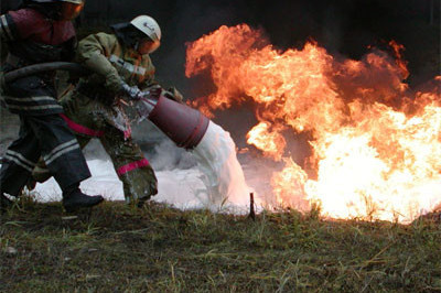 Почему нельзя тушить бензин водой?
