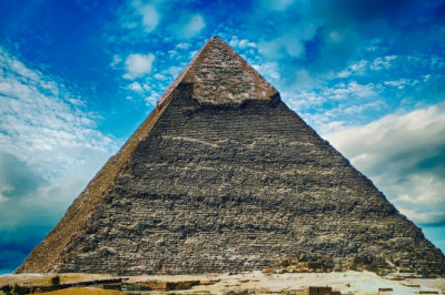 С какой целью египтяне строили пирамиды?