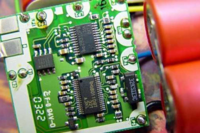 Почему аккумуляторы можно зарядить, в то время как простые батарейки-нет?