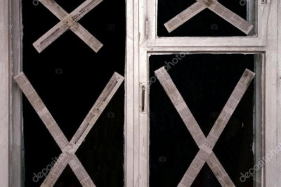 Зачем во время войн заклеивали окна крест накрест?